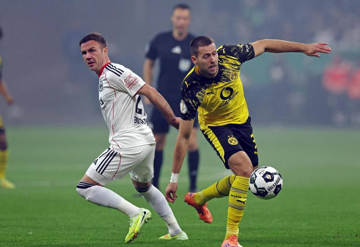 整活，布拉格斯拉维亚把梅西回诺坎普的背景P成自家主场