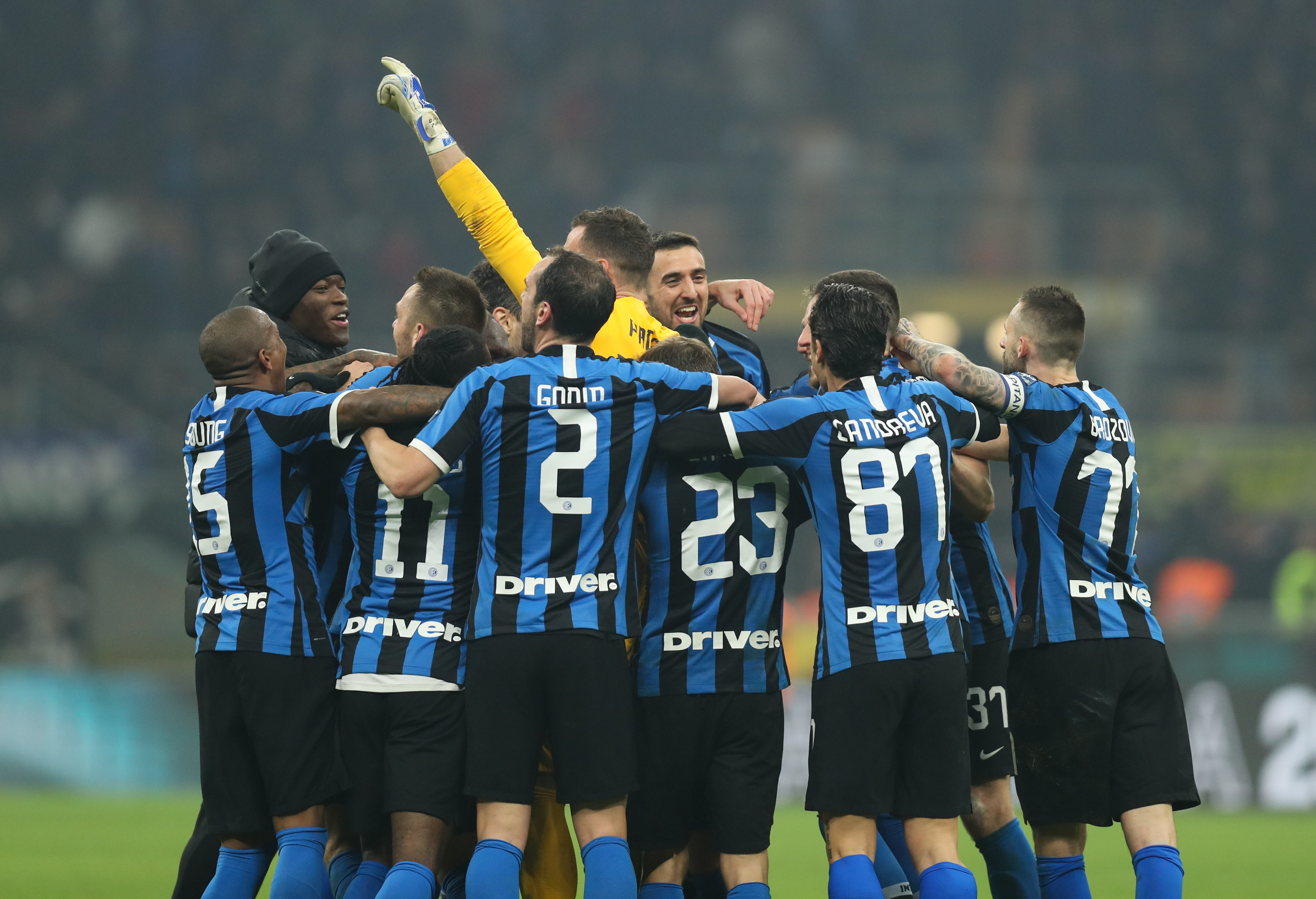 媒体人：亚泰其他工作人员好久没发薪了，坚持岗位是为爱发电