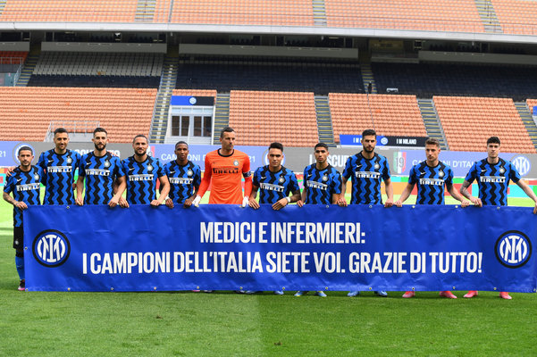 骑士新赛季表现下滑，爆冷输给马刺，主场优势助力取胜，马刺虽缺主力仍保持竞争力。