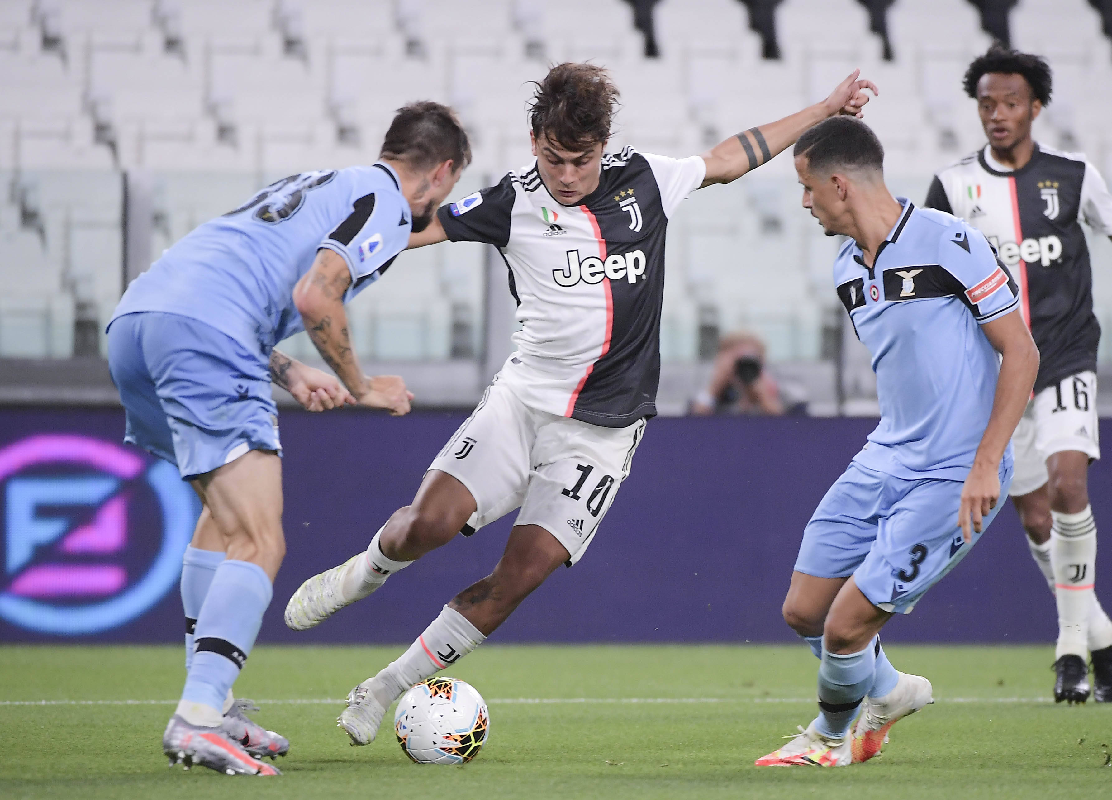 阿根廷队训练吸引20085名球迷观看，梅西获赠埃尔切10号球衣